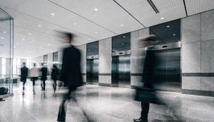 Grupa liftova u lobiju poslovne zgrade